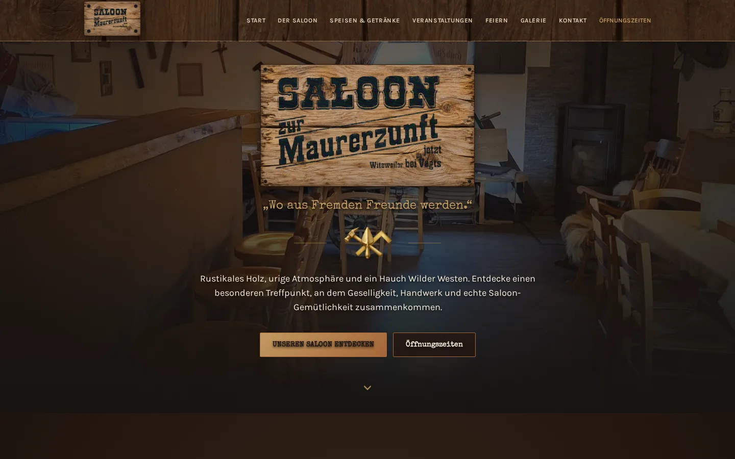 Startseite der Website des Saloon zur Maurerzunft mit Holzschild-Logo und Saloon-Innenraum