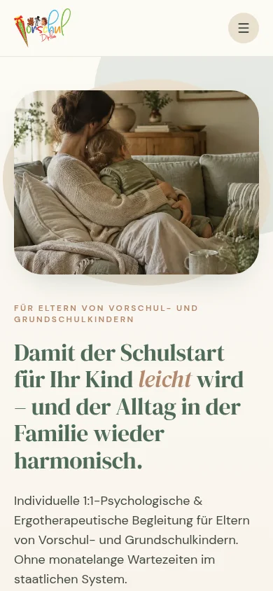 Smartphone-Ansicht der Vorschuldiplom-Website mit Familienmotiv und angepasster Textanordnung