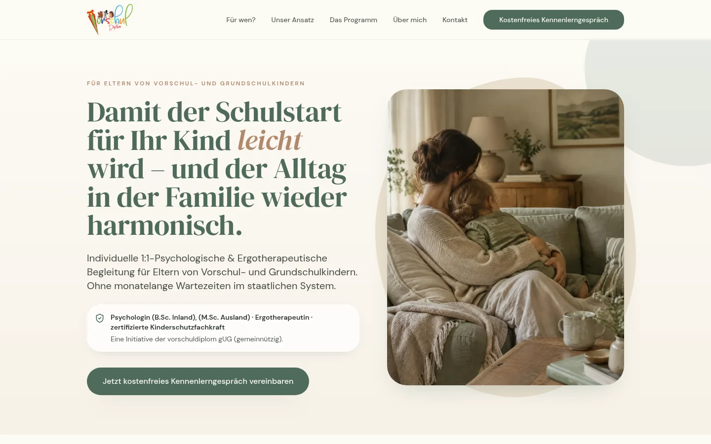 Vorschuldiplom-Website auf dem Desktop mit ruhiger Typografie und Familienmotiv